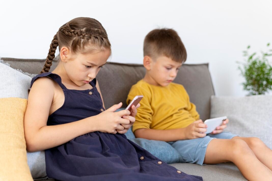 kids using phone
